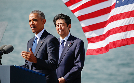 Президент США Барака Обама и&nbsp;премьер-министр Японии Синдзо Абэ во&nbsp;время визита в&nbsp;Перл-Харбор


