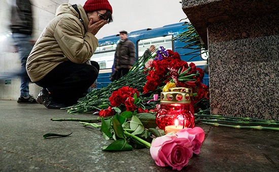 Цветы на&nbsp;месте теракта в санкт-петербургском метро


