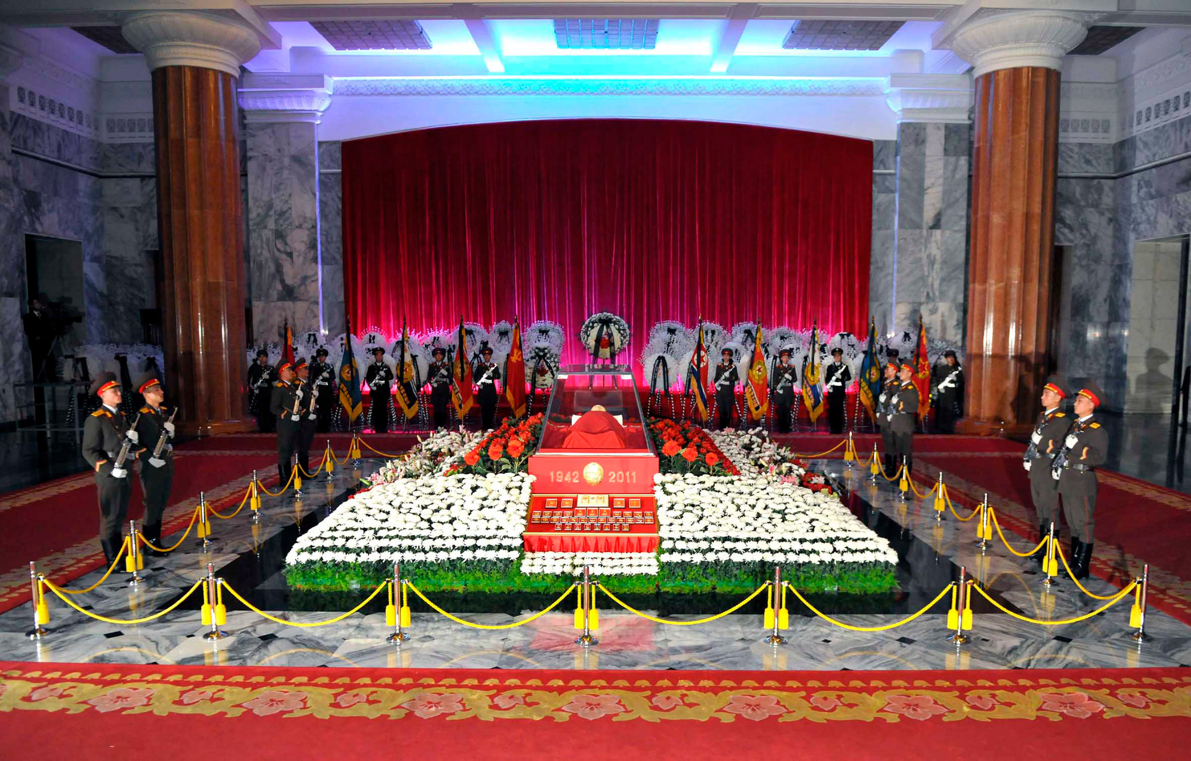 В 2011 году в Кымсуанский дворец также было помещено тело другого корейского лидера &mdash; Ким Чен Ира