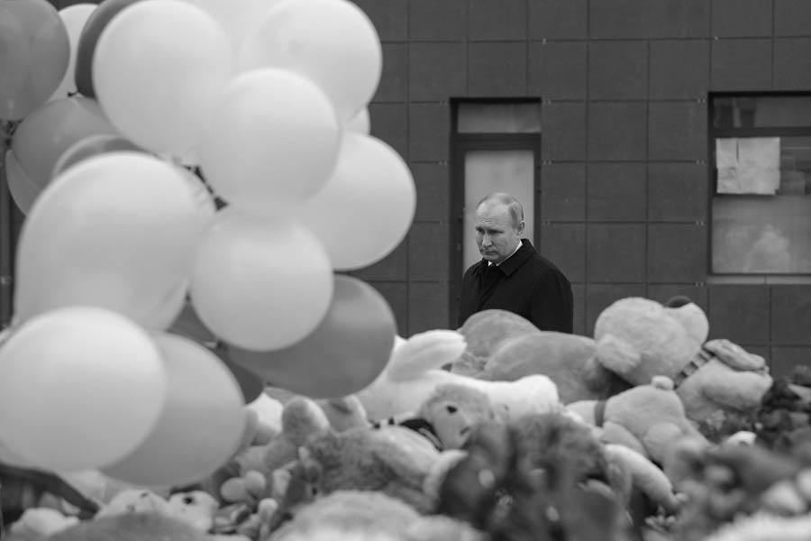 Владимир Путин возлагает цветы у торгово-развлекательного центра&nbsp;&laquo;Зимняя вишня&raquo;


