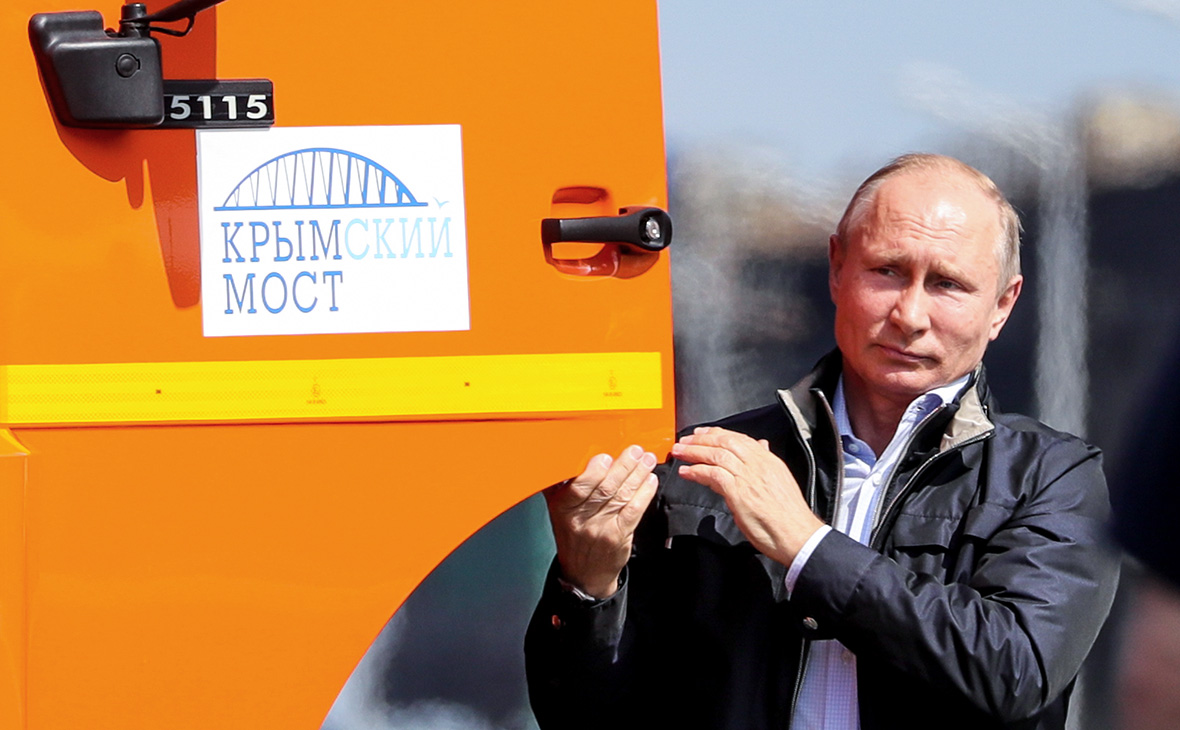 Владимир Путин перед проездом по автодорожной части Крымского моста