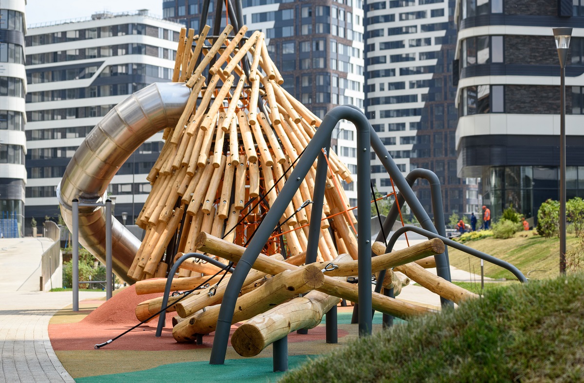 Главным символом детского парка стала уникальная семиметровая игровая конструкция из натурального дуба с канатным лабиринтом внутри