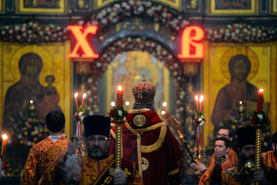 Праздничное пасхальное богослужение в Свято-Троицком кафедральном соборе в Екатеринбурге, которое, по оценкам местных СМИ, посетили около 70 прихожан


