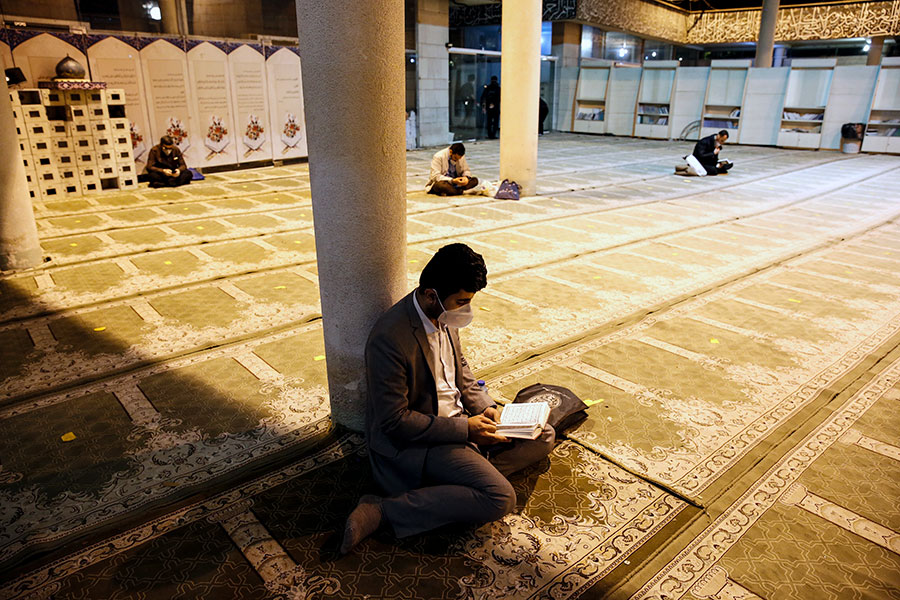 Власти Ирана открыли мечети на время нескольких священных ночей Рамадана

На фото:  мечеть в Тегеране
