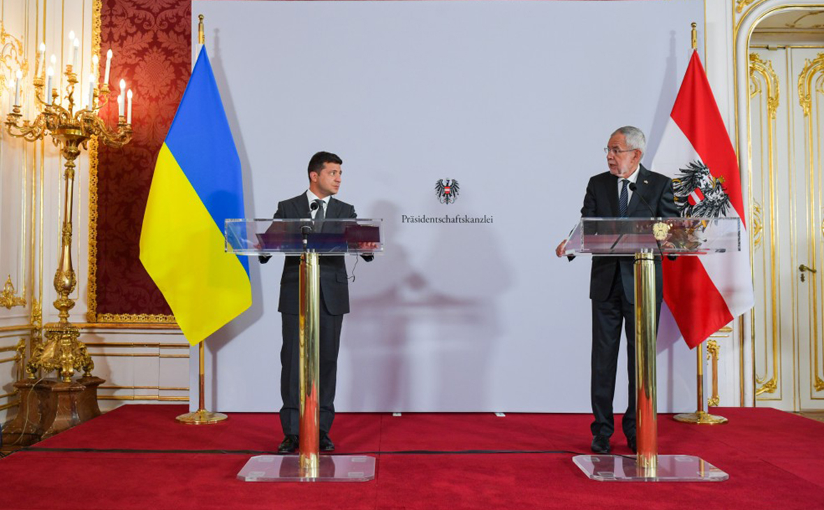 Зеленский заявил о начале диалога между Москвой и Киевом