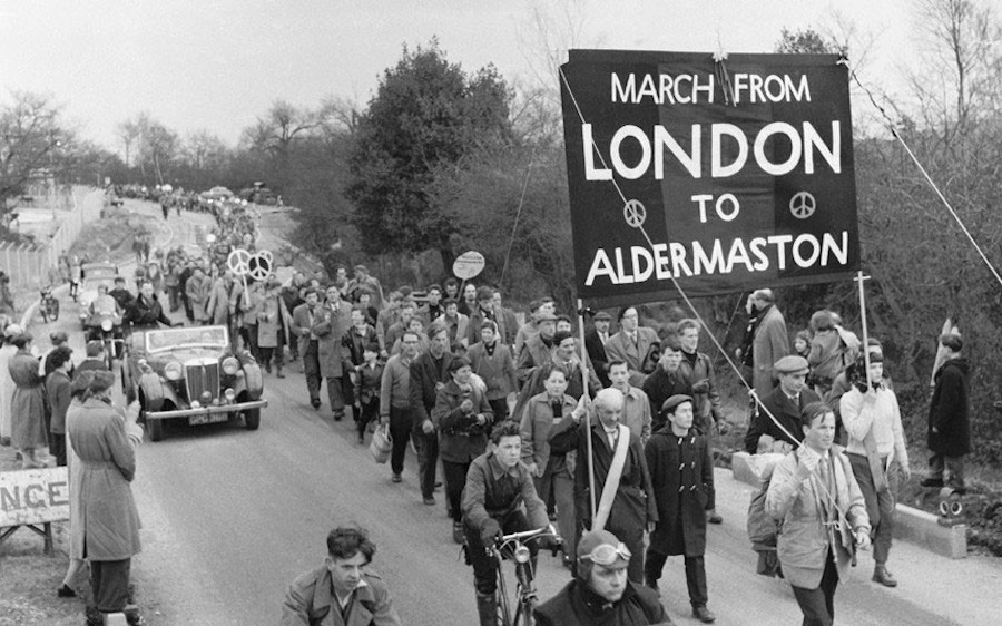 Марш от Трафальгарской площади Лондона к Научно-исследовательскому центру ядерного оружия в Беркшире, 1958 год