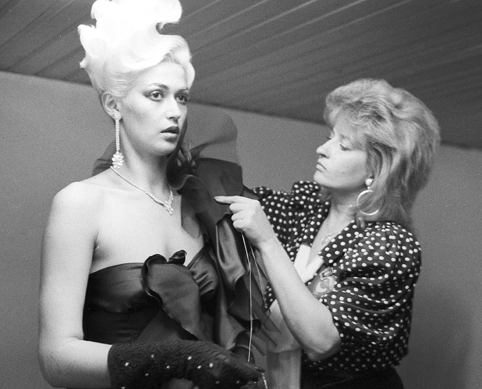 <p>Долорес Кондрашова во время подготовки одной из моделей к показу причесок и макияжа на конкурсе парикмахеров &laquo;Кубок дружбы&raquo; в Польше</p>