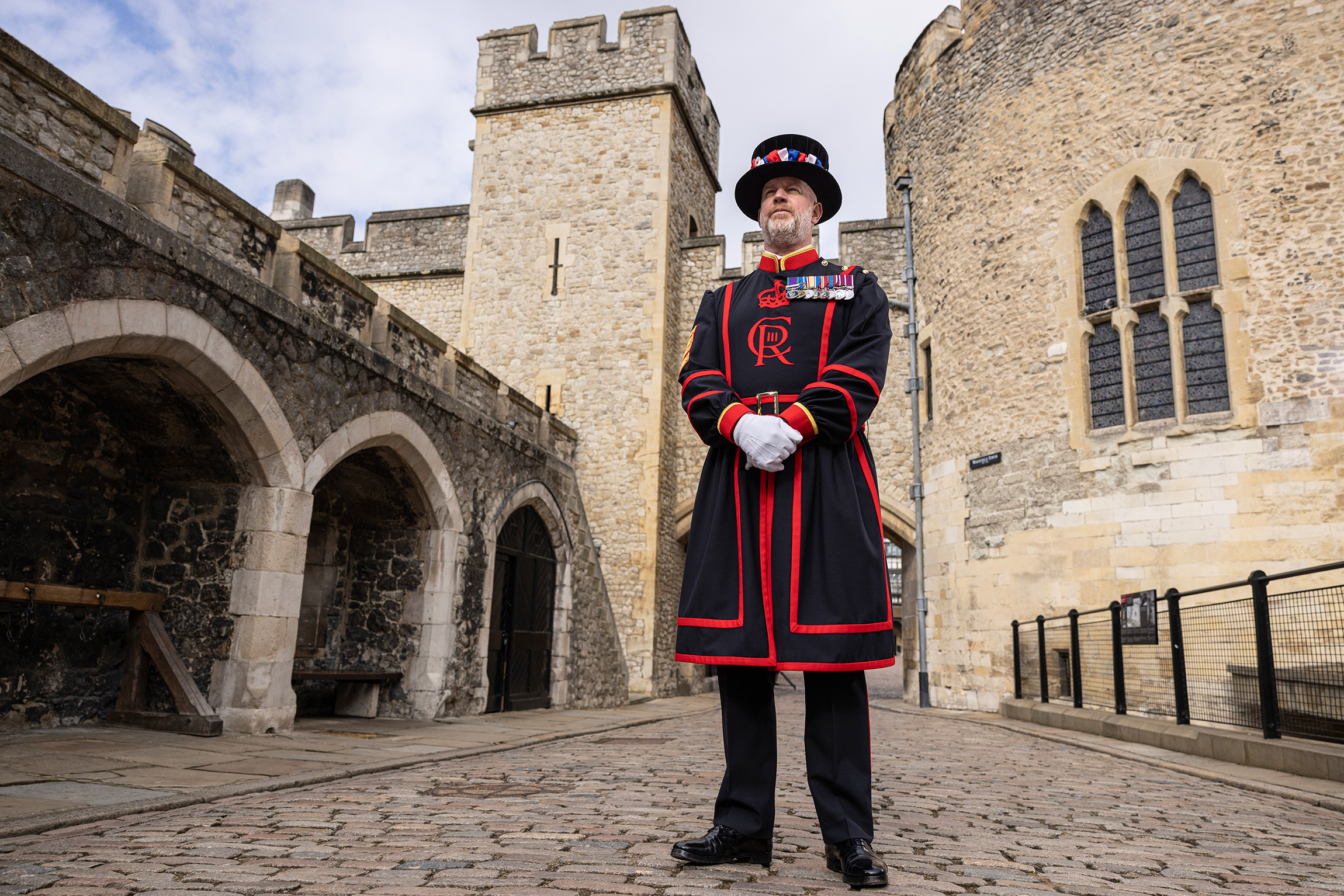 Церемониальные стражи лондонского Тауэра&nbsp;&mdash; &laquo;Йоменская Стража&raquo; (неофициальное название&nbsp;&mdash; бифитеры)&nbsp;&mdash; в преддверии коронации сменили униформу на новую, с монограммой короля Карла III. Бифитеры, охраняющие драгоценности короны, носят инициалы царствующего монарха на мундирах еще со времен Елизаветы I (вторая половина XVI века)