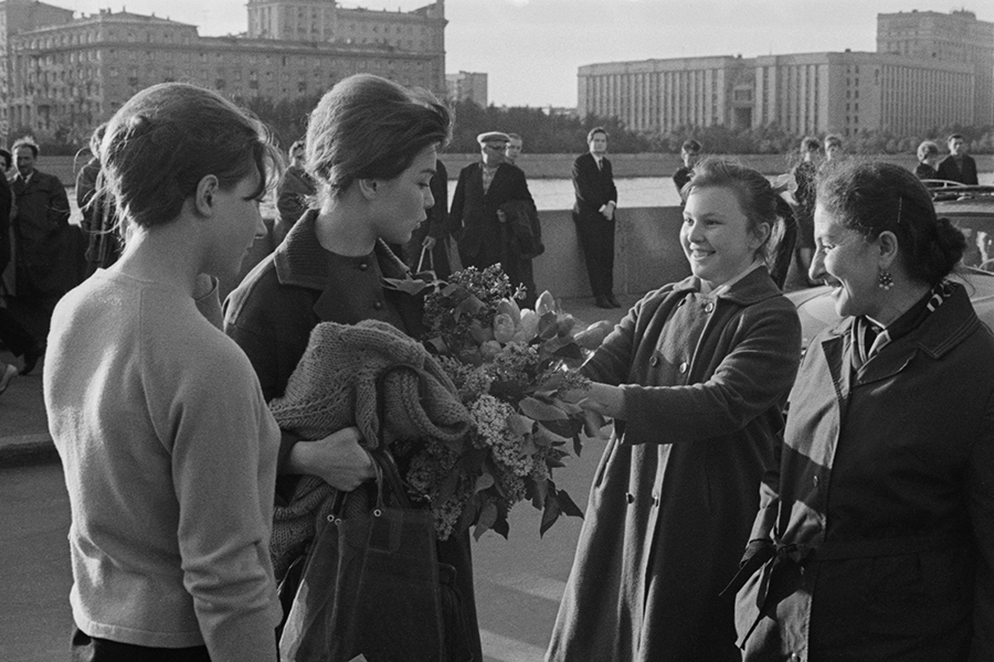 Роль в &laquo;Гусарской балладе&raquo; принесла ей всесоюзную популярность.

На фото&nbsp;&mdash; Лариса Голубкина с поклонниками в Центральном парке культуры и отдыха имени Максима Горького, 1965 год.