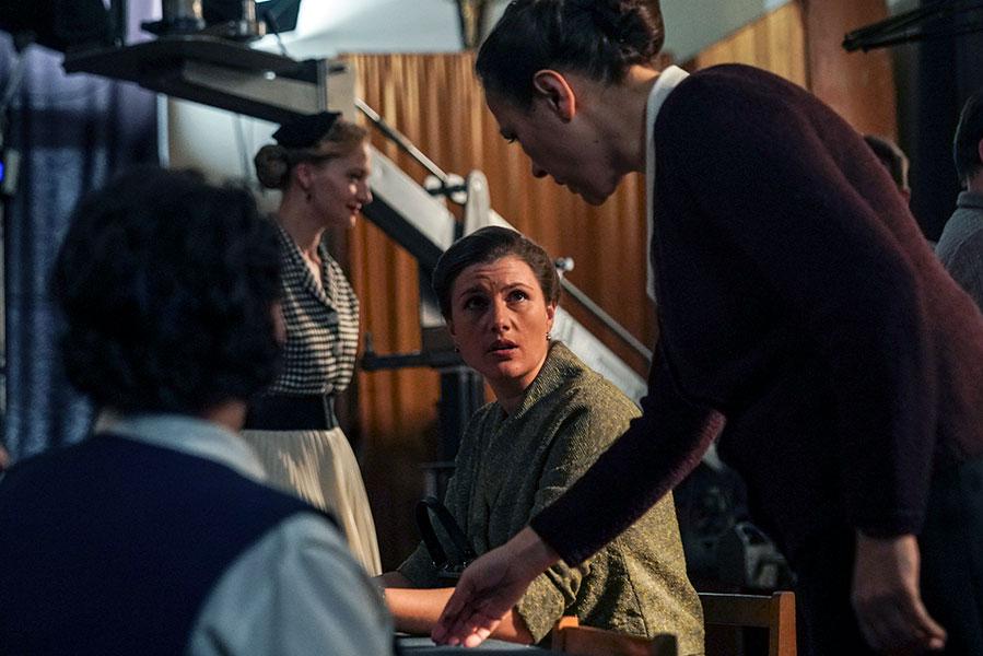 Екатерина Вилкова, Марьяна Спивак (в центре) и Елена Панова (справа) во время съемок второго сезона сериала Веры Сторожевой «Шифр», 2019 год