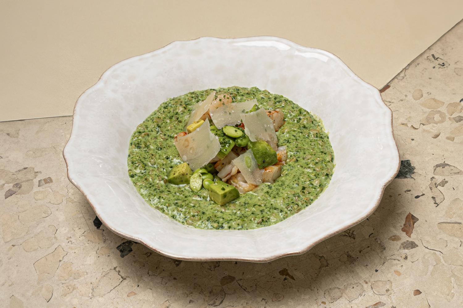 Овсяная каша со шпинатом, авокадо, бобами эдамаме и креветками в Margarita bistro