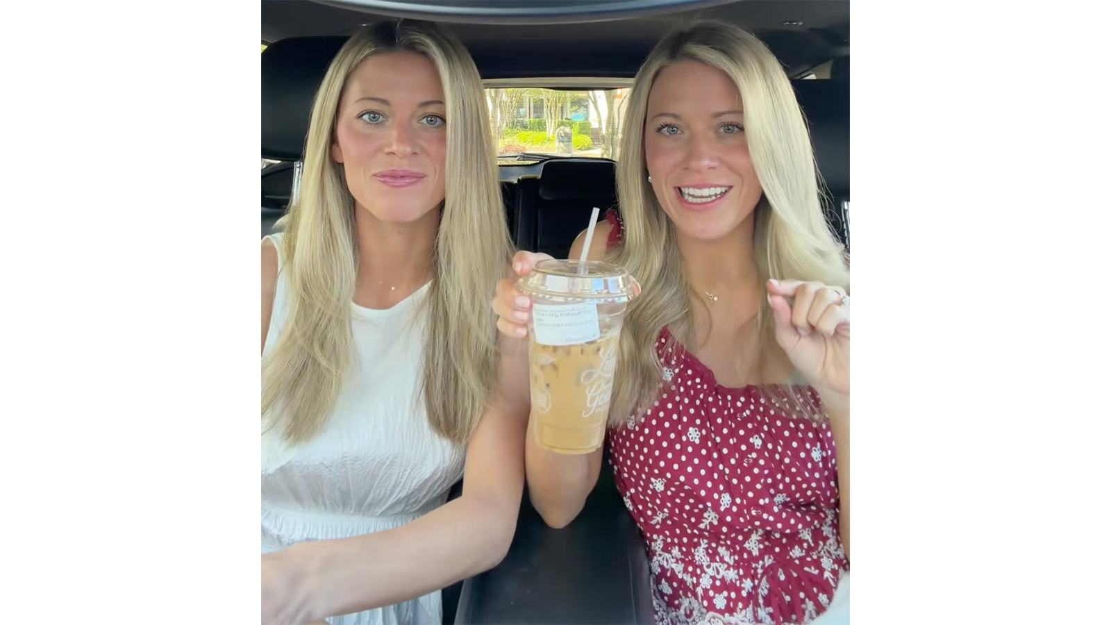 Сестры-близняшки Стефани Бакман и Сэмми Новаковски