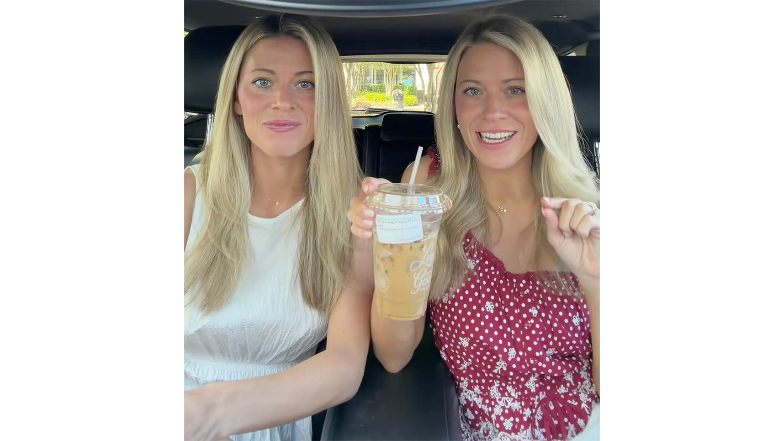 Сестры-близняшки Стефани Бакман и Сэмми Новаковски