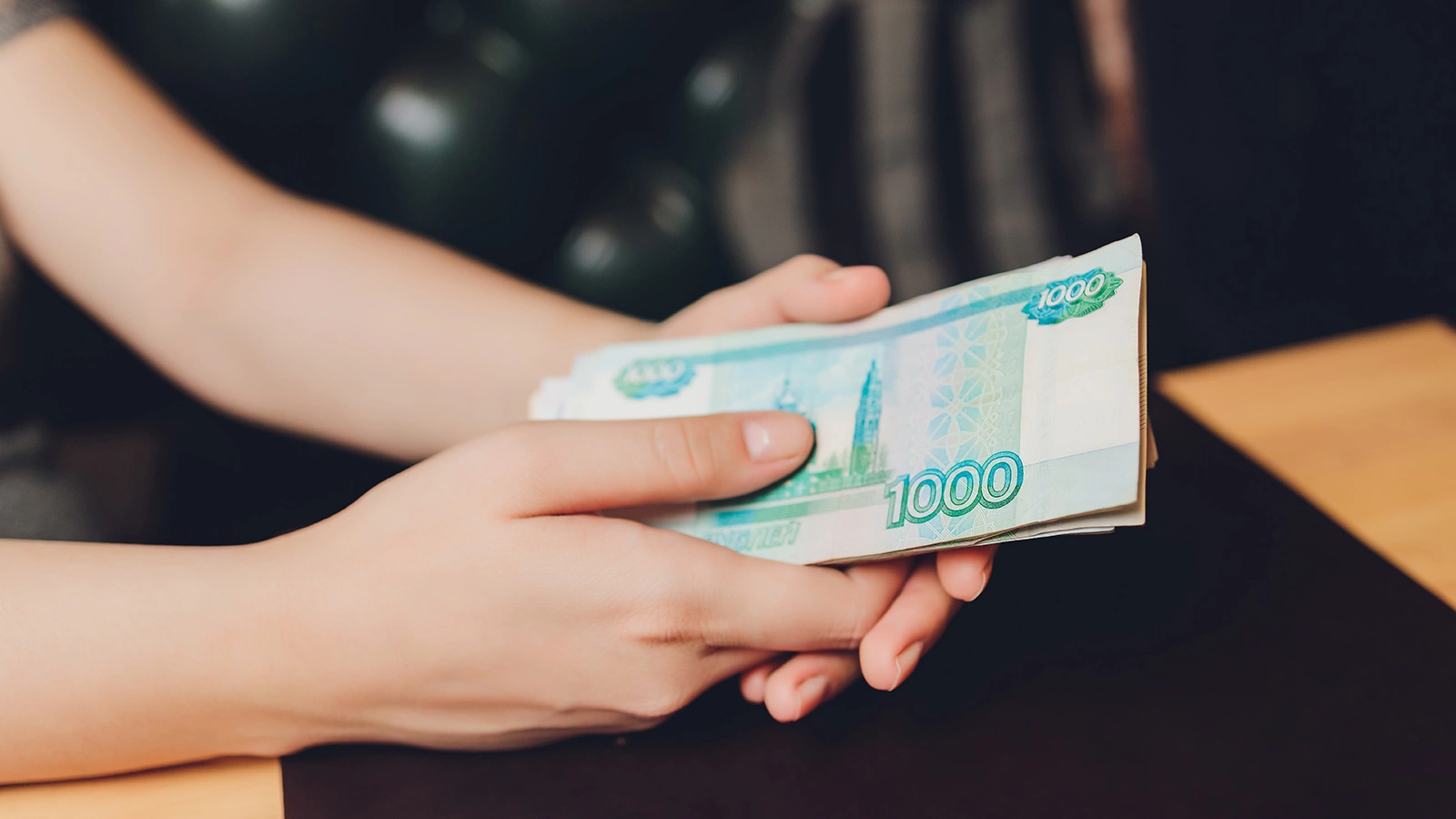 Россияне назвали уровень дохода для богатой жизни