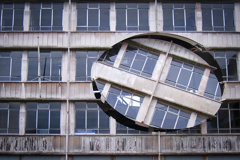 Turning the Place Over ("Переворачивая место")Британский скульптор Ричард Уилсон создал свой проект в Ливерпуле (Великобритания) в бывшем "Винном домике Йетса". Результатом работы стал яйцевидный кусок фасада около 8 м в диаметре, который вращается вокруг центральной оси в трех плоскостях. Проект создан в 2007г., сейчас он закрыт, увидеть его можно лишь на фото и видео.