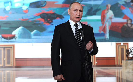 Президент России Владимир Путин на пресс-конференции по итогам рабочего визита в Киргизию


