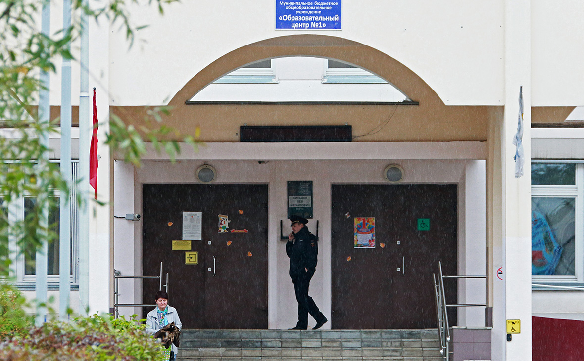 Полицейский у здания школы № 1 в Ивантеевке