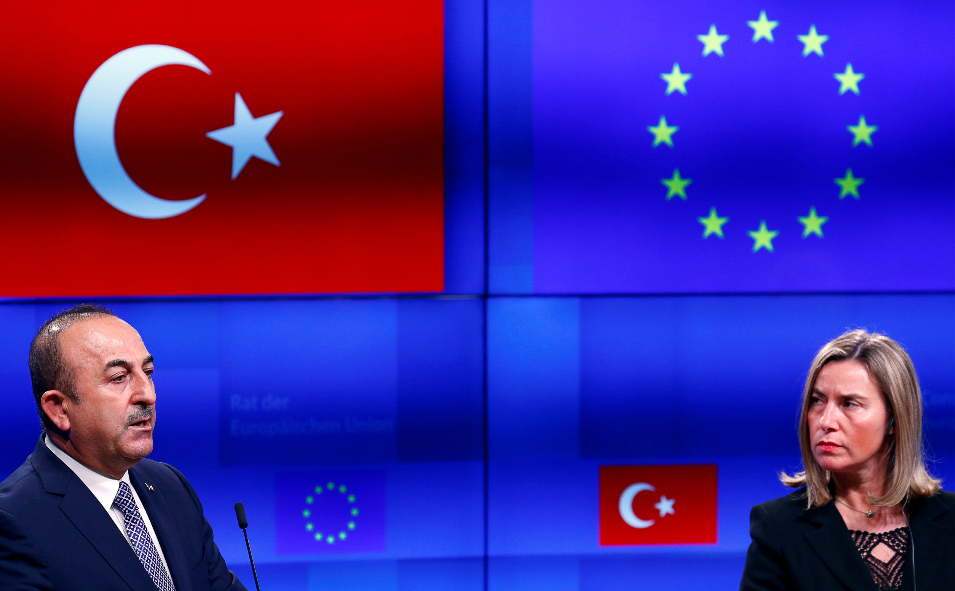 Глава МИД Турции Мевлют Чавушоглу и глава европейской дипломатии Федерика Могерини