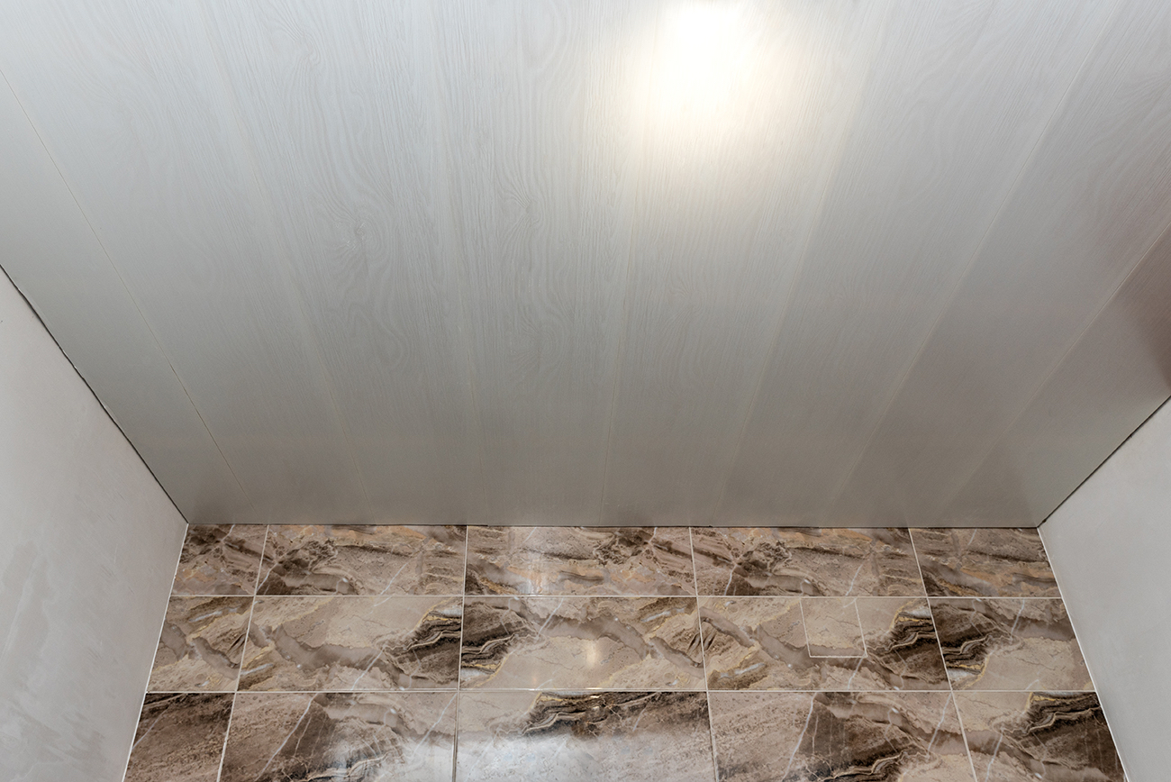 Потолок из ПВХ панелей в ванной (61 фото)