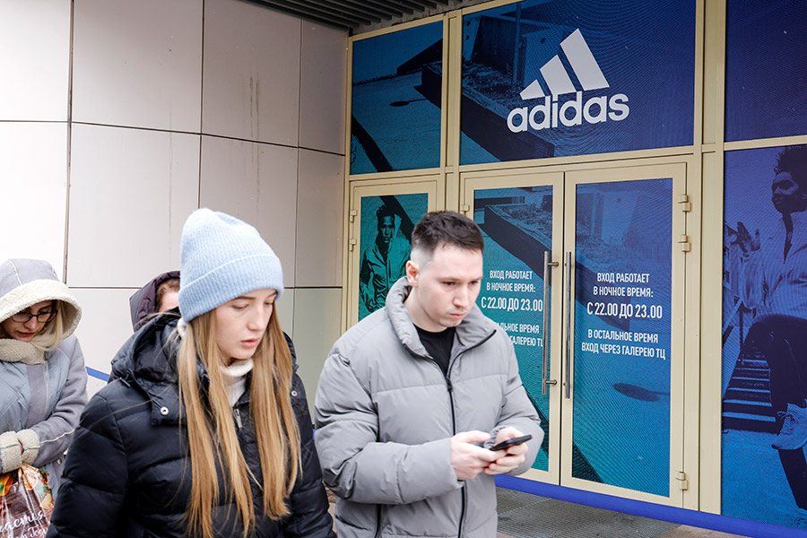 Немецкий производитель спортивной обуви, одежды и аксессуаров Adidas AG объявил о приостановке продаж в собственных магазинах и онлайн &laquo;до дальнейшего уведомления&raquo;. При этом компания продолжит платить зарплату сотрудникам