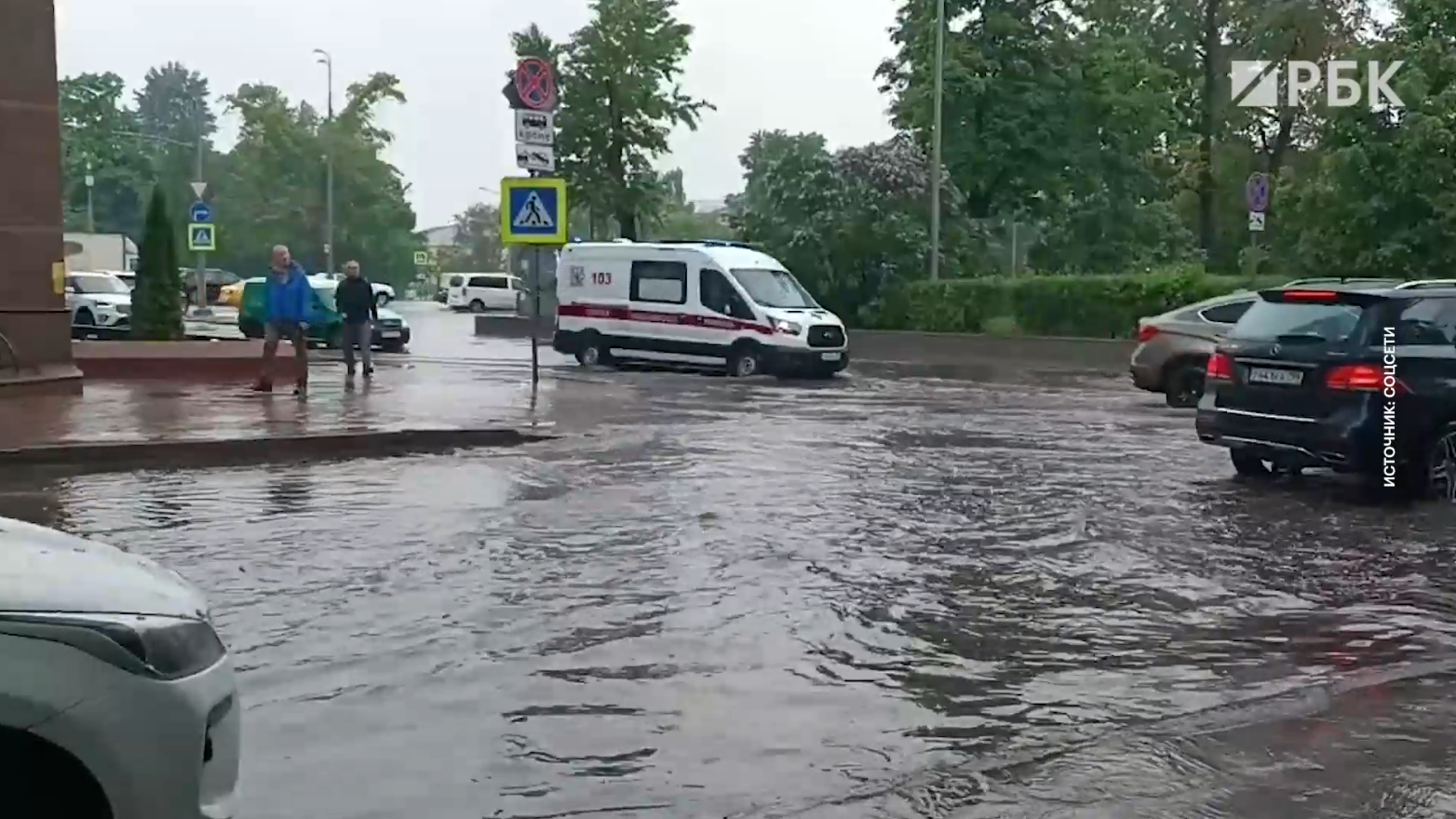 Как в Москве затопило некоторые улицы после дождя. Видео