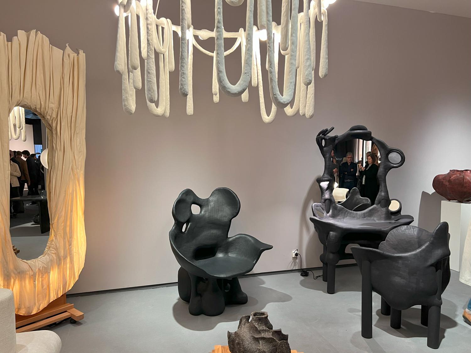 Кресла и трюмо Вадима Кибардина в экспозиции стенда Mia Karlova Galerie