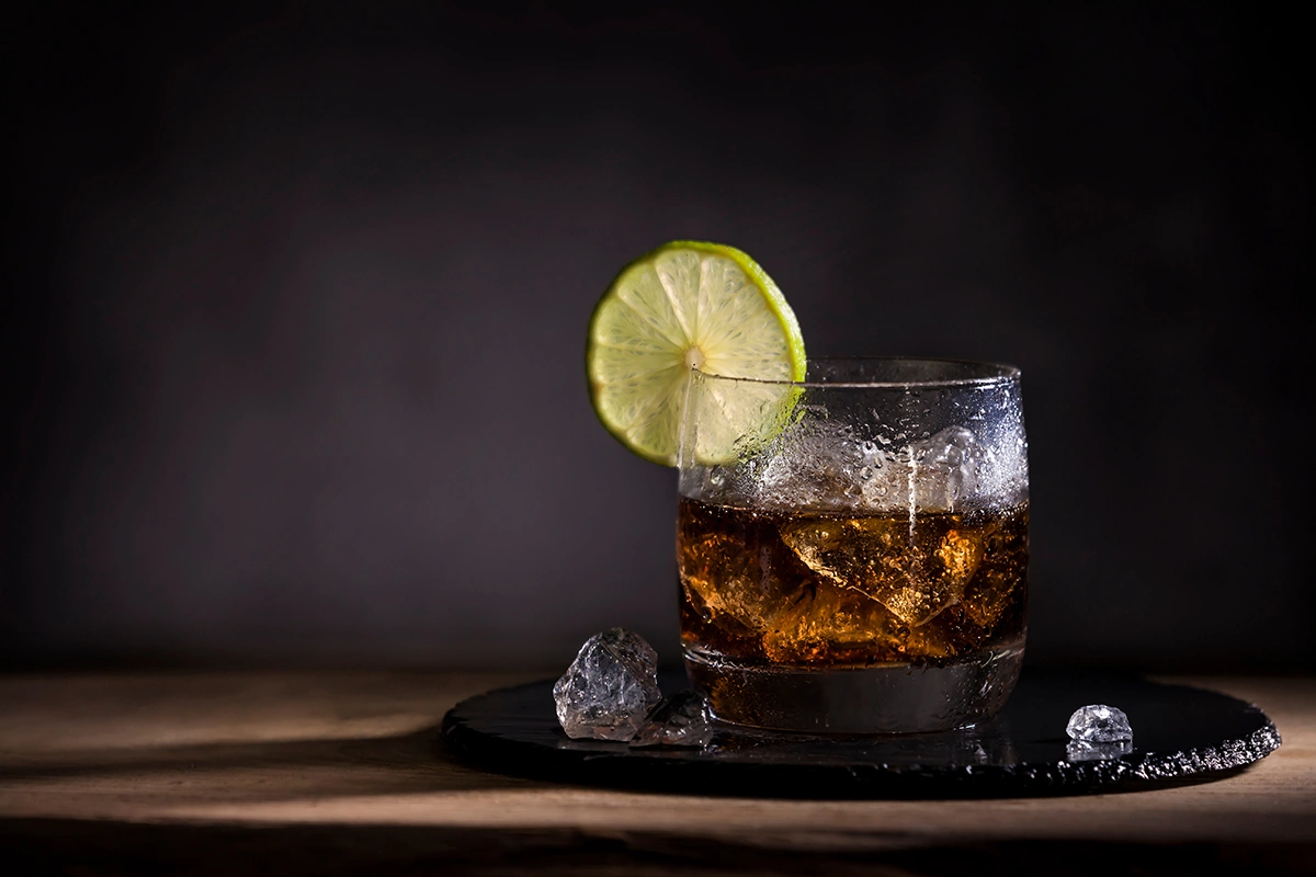 «Виски-кола» — это неотъемлемая часть различных мероприятий, особенно таких, как пикники, отдых на природе или шумные летние вечеринки