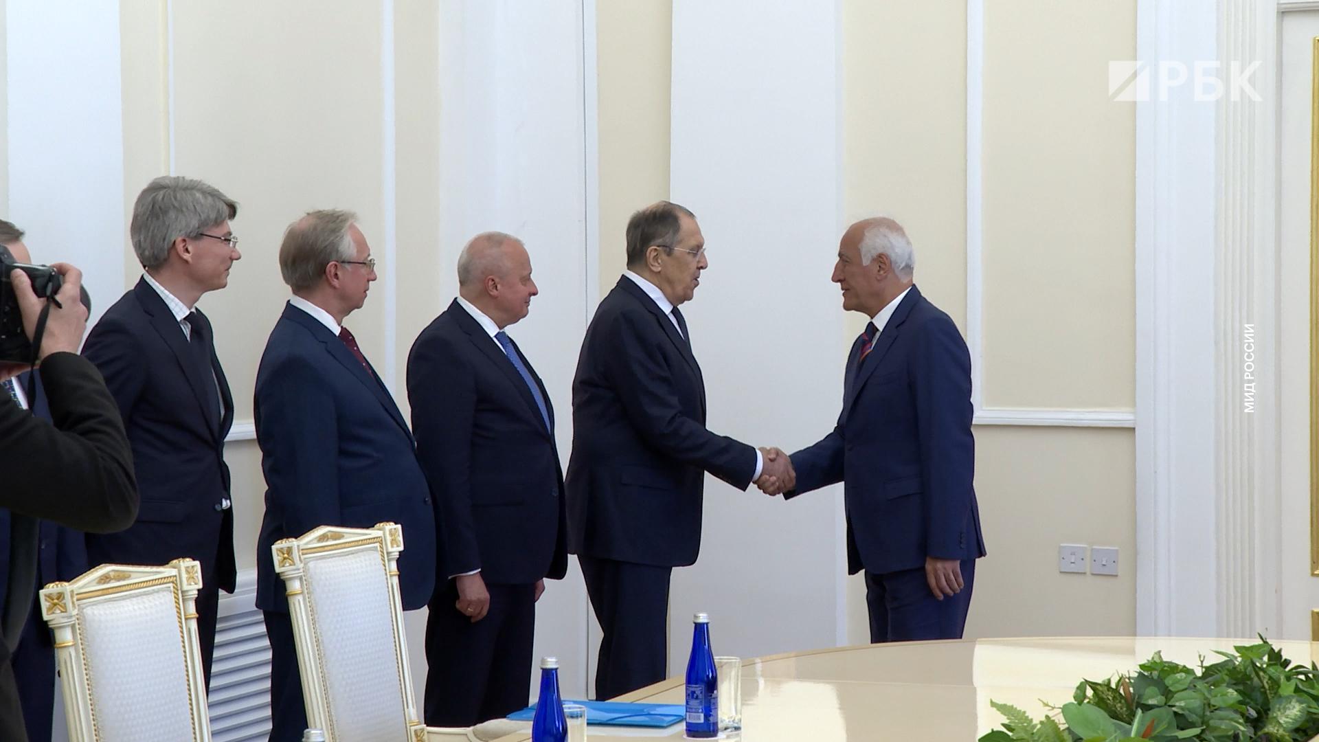 Лавров на встрече с президентом Армении передал привет от Путина