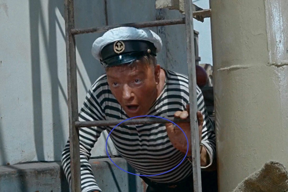 Через мгновение тельняшка уже целая, кадр из фильма «Полосатый рейс»