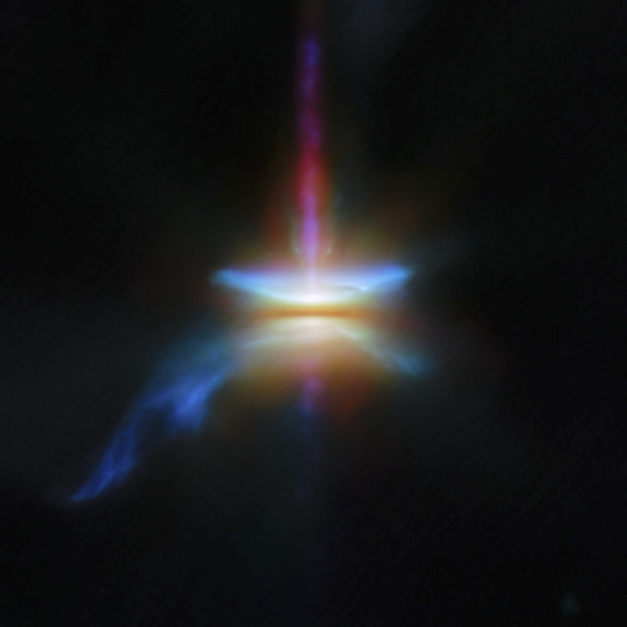 Протопланетный диск HH 30, окружающий новорожденную звезду в созвездии Тельца. &laquo;Диски, видимые с этой позиции, представляют собой уникальную лабораторию для изучения, как пылевые зерна дрейфуют и оседают&raquo;,&nbsp;&mdash; отметили в Европейском космическом агентстве, назвав снимок главным фото февраля 2025 года