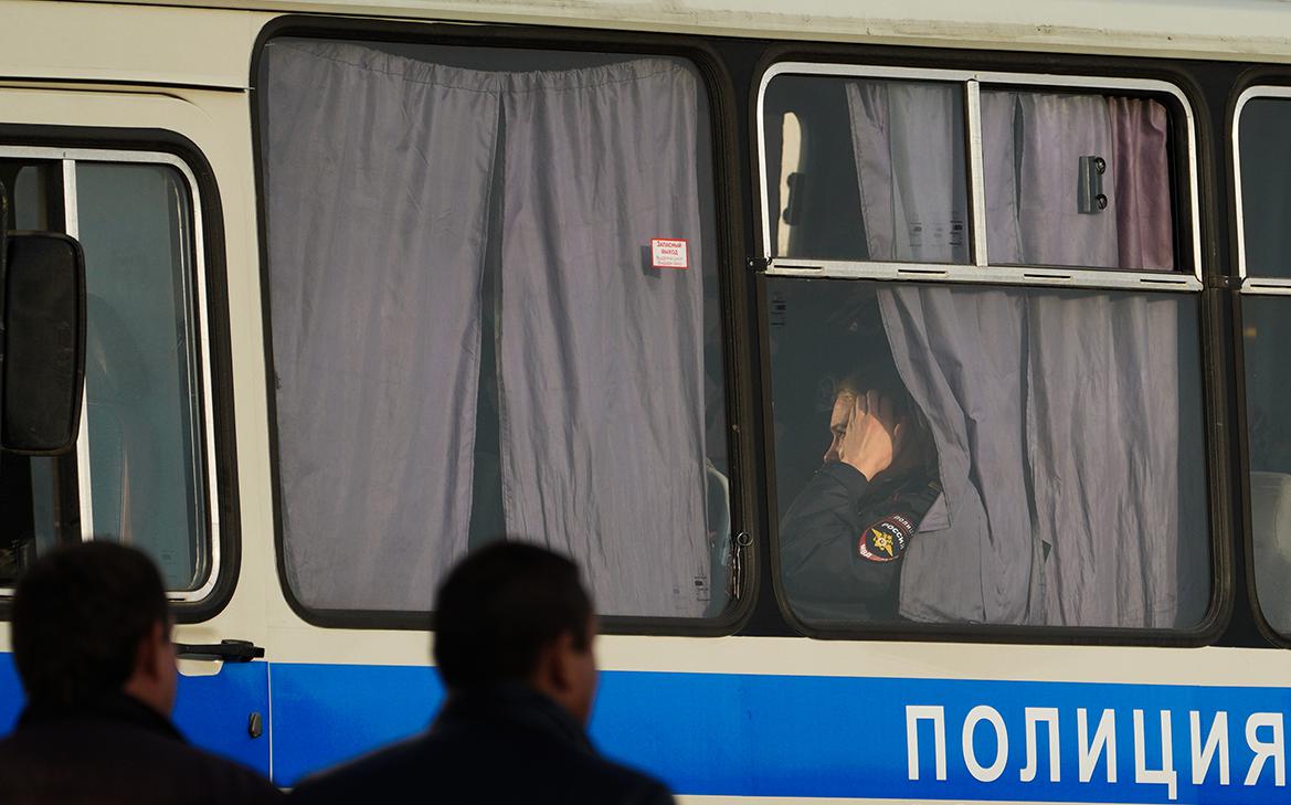 Пятерых полицейских задержали за незаконную легализацию 2 тыс. мигрантов