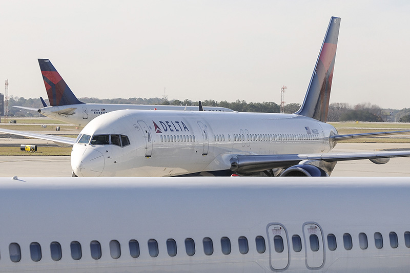 Delta Airlines

Одна из крупнейших американских авиакомпаний Delta Airlines в апреле 2015 года объявила, что отказывается от полетов по маршруту Москва &mdash;&nbsp;Нью-Йорк с ноября. По этому же маршруту летают российские &laquo;Аэрофлот&raquo; и &laquo;Трансаэро&raquo;. Но в сентябре Delta внезапно объявила, что рейс вернется 26 мая 2016 года
