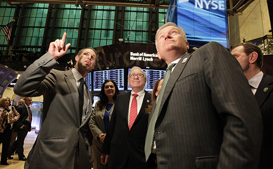 Уоррен Баффет&nbsp;(в центре) на&nbsp;Нью-Йоркской фондовой бирже