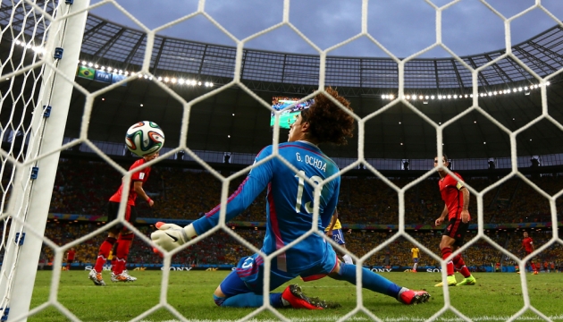 Мексиканский голкипер Гильермо Очоа защищает свои ворота во время матча в Группе А Бразилия - Мексика. 17 июня, Форталеза, Бразилия. 