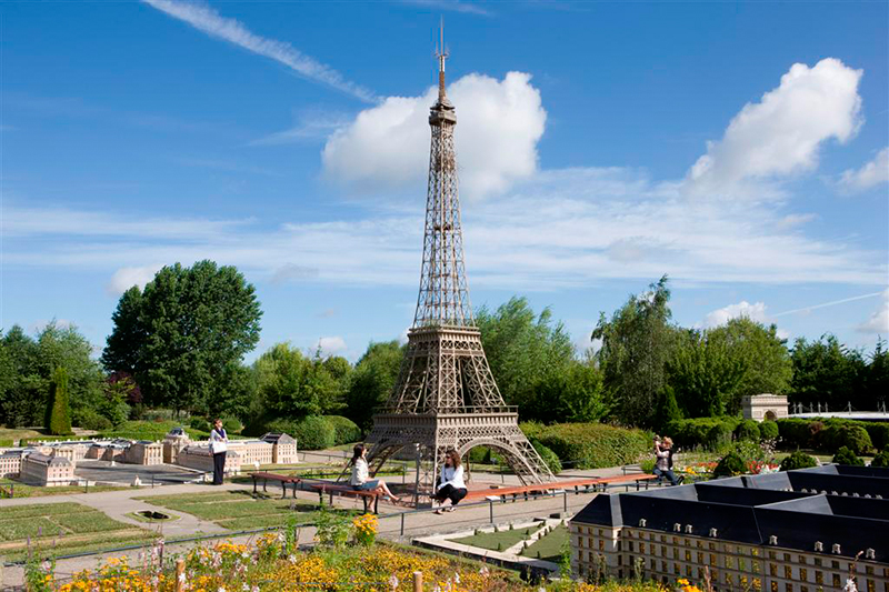 Франция в миниатюре (Еланкур, Франция)

Открытие: 1991 год

Площадь: 5 га

Наиболее известные достопримечательности Франции, включая Версаль и Эйфелеву башню, представлены в масштабе 1:30. Все модели анимированы.
