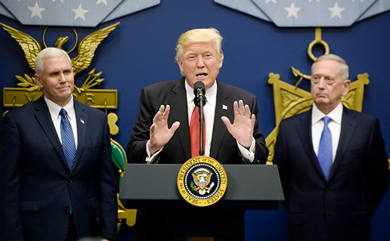 Президент США Дональд Трамп (в центре),&nbsp;министр обороны Джеймс&nbsp;Мэттис (справа) и вице-президент США Майк Пенс (слева)


