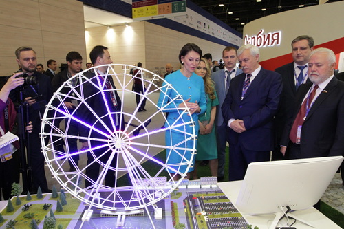 Губернатор Георгий Полтавченко осматривает макет колеса обозрения на ПМЭФ 2017