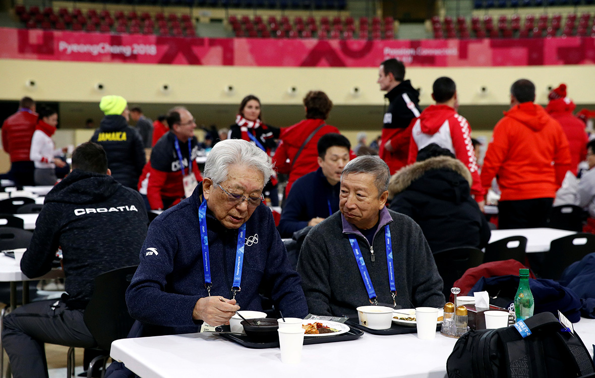 Обед спортсменов и членов МОК в Олимпийской деревне&nbsp;в Пхёнчхане. 5 февраля 2018 года