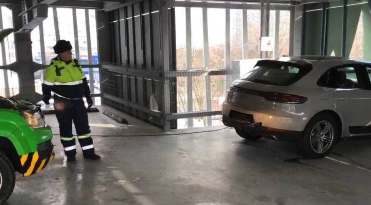 В Москве Porsche пробил стену многоэтажного паркинга. Фото