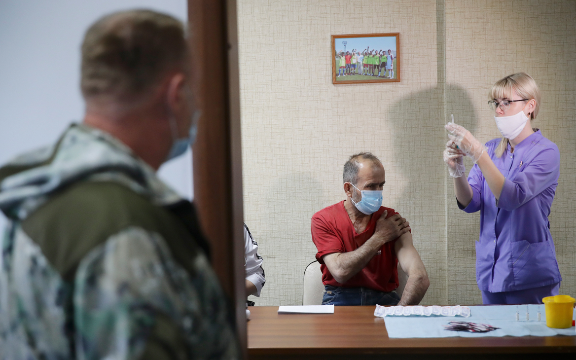 В Госдуме предложили премировать россиян за вакцинацию от COVID