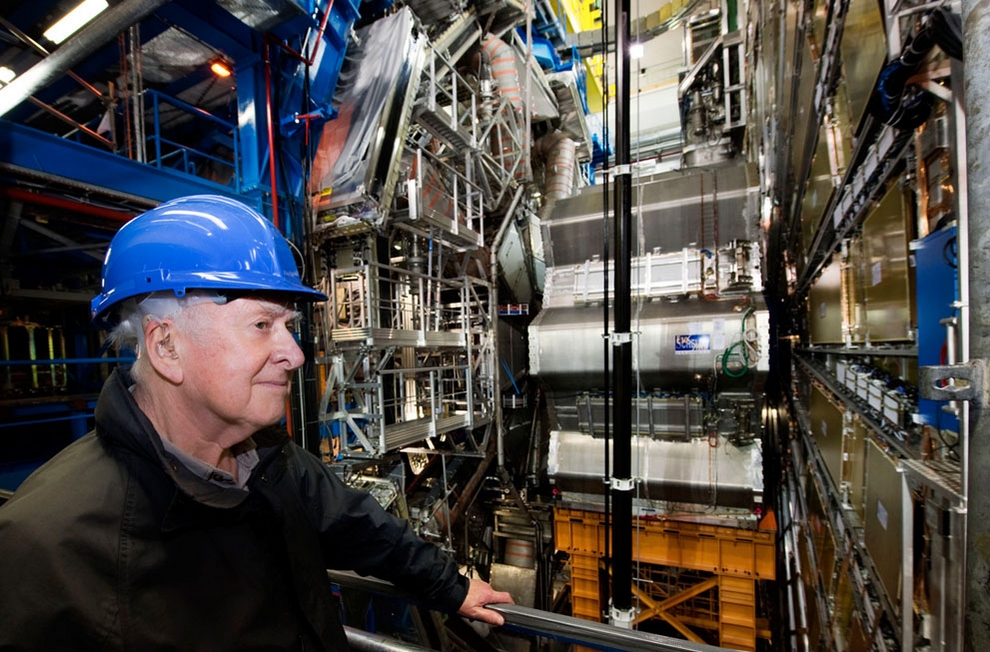 Физик Питер Хиггс рядом с одной из частей БАК &mdash; детектором ATLAS, в апреле 2008 года