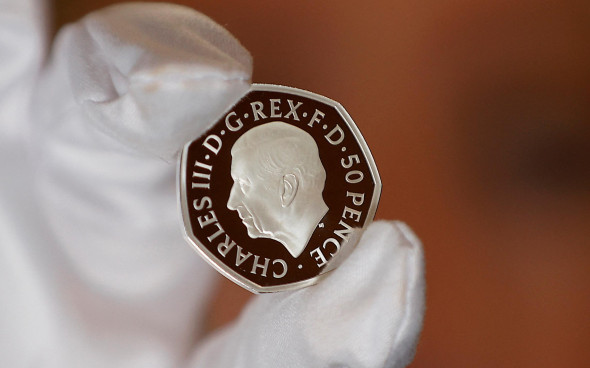Изображение британского короля Карла III на монете номиналом 50 британских пенсов