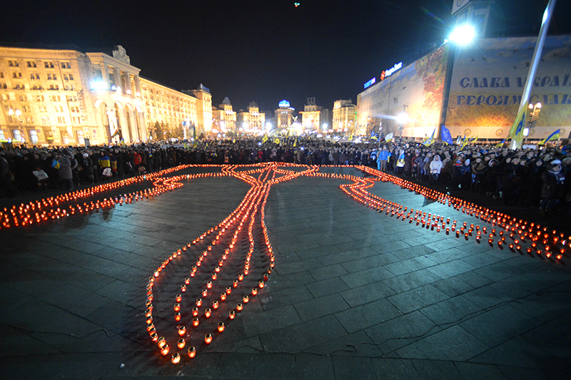 Украинский герб из горящих лампад в память о погибших на площади Независимости в Киеве.