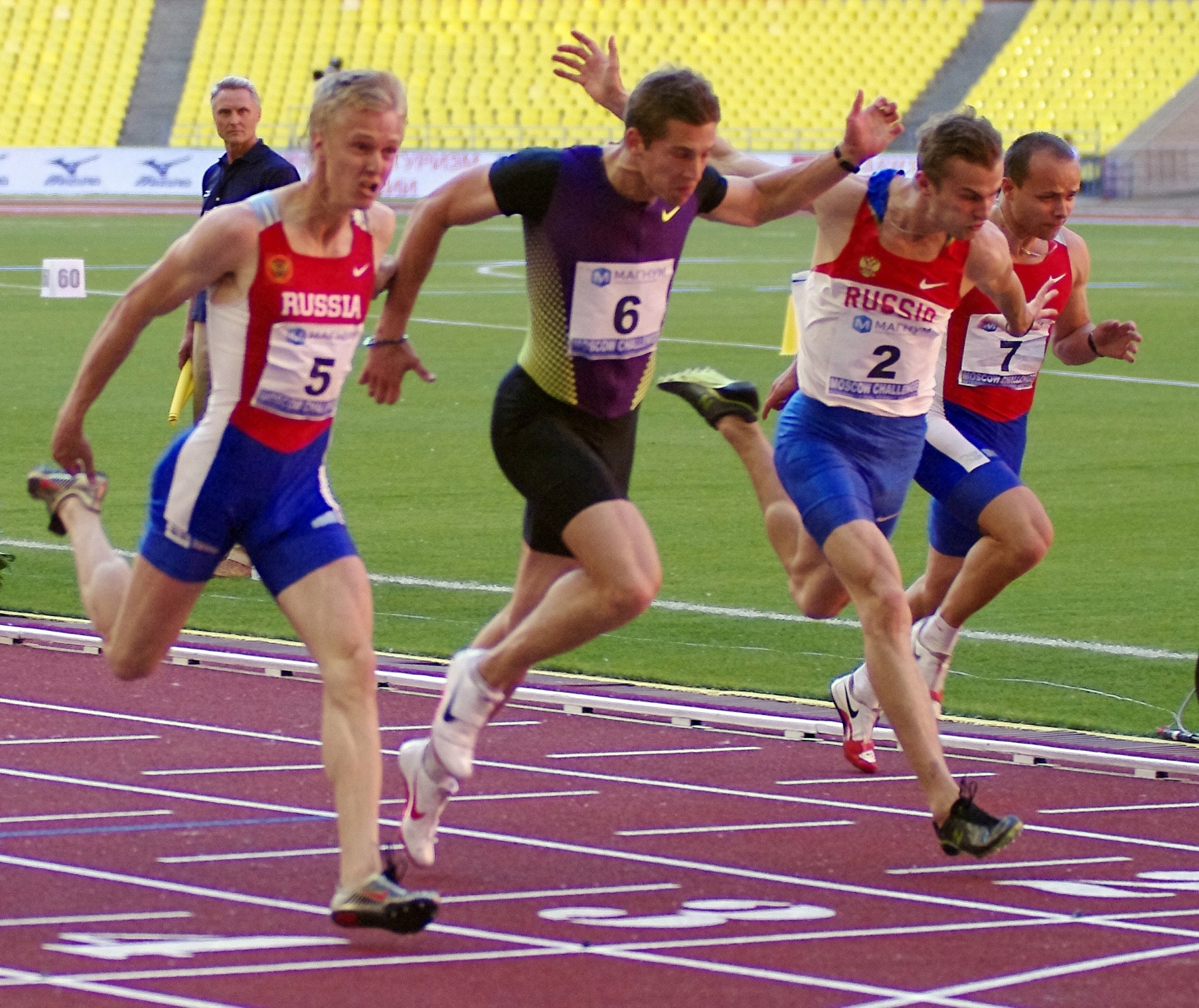 Александр Хютте (№&nbsp;5, крайний слева) на международных соревнованиях по легкой атлетике &laquo;Московский вызов&raquo; в 2011 году
