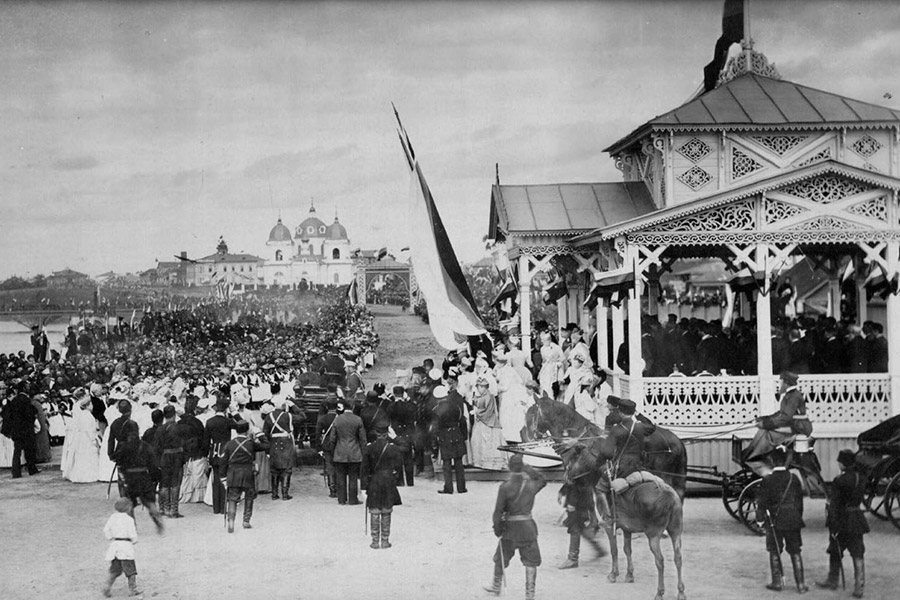 На фото: цесаревич Николай в Новочеркасске, 1891 год. &laquo;Дай Бог, чтобы наступивший год прошел так&nbsp;же счастливо и спокойно, как прошлый&raquo;,&nbsp;&mdash; написал Николай, начиная свой дневник за 1894 год. Однако за это время в жизни Николая произошли кардинальные перемены. &laquo;В начале года наследник был прежде всего молодым гвардейским офицером, большая часть жизни которого была посвящена чтению, танцам, конькам, опере и его возлюбленной Матильде Кшесинской [с ней Николай общался с 1890 по 1894 год. Их отношения прекратились еще до помолвки Николая]. Через 12 месяцев он стал Всероссийским императором, носителем абсолютной (в теории, по крайней мере) власти над огромной империей. И он был женат&raquo;,&nbsp;&mdash; писал об этом периоде историк Доминик Ливен.