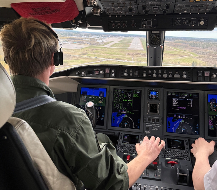 Пилот&nbsp;Пограничной службы Финляндии в кабине&nbsp;Challenger 650