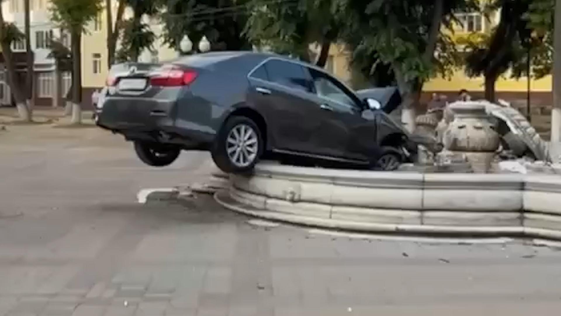 В Ступино автомобиль влетел в фонтан