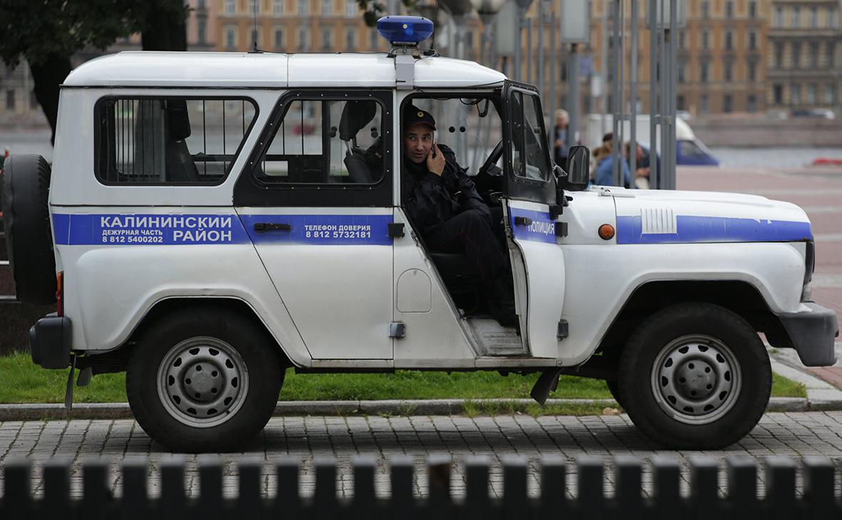 В Петербурге пьяный мужчина с палкой напал на настоятеля храма