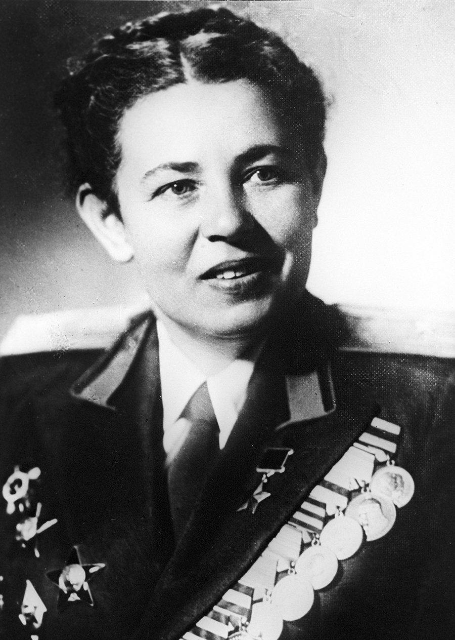 Начальник связи авиационной эскадрильи Полина Гельман (на фото), статью о подвигах которой опубликовала The New York Times, во время войны совершила 860 боевых вылетов общей продолжительностью 1058 часов. Газета привела слова историка Аркадия Зельцера, который рассказал, что Гельман стала единственной еврейкой, получившей звание Героя Советского союза за подвиги во время Великой Отечественной войны.
Гельман мечтала стать летчицей, ходила на авиакурсы, но из-за низкого роста с большим трудом доставала до педалей. В 1941 году Гельман была студенткой истфака МГУ. Она рассказывала, что в довоенное время в Советском Союзе было полное равноправие между мужчинами и женщинами: «Все, включая девочек, стреляли, прыгали, бегали и танцевали. Конечно, все это было добровольно, но не было даже намека на дискриминацию по половому признаку... Вот почему, когда началась война и нас не взяли в армию, мы почувствовали себя глубоко оскорбленными». Когда наконец объявили набор в авиаполк, она с радостью пошла добровольцем, полная уверенности, что лучше творить историю, чем изучать ее.