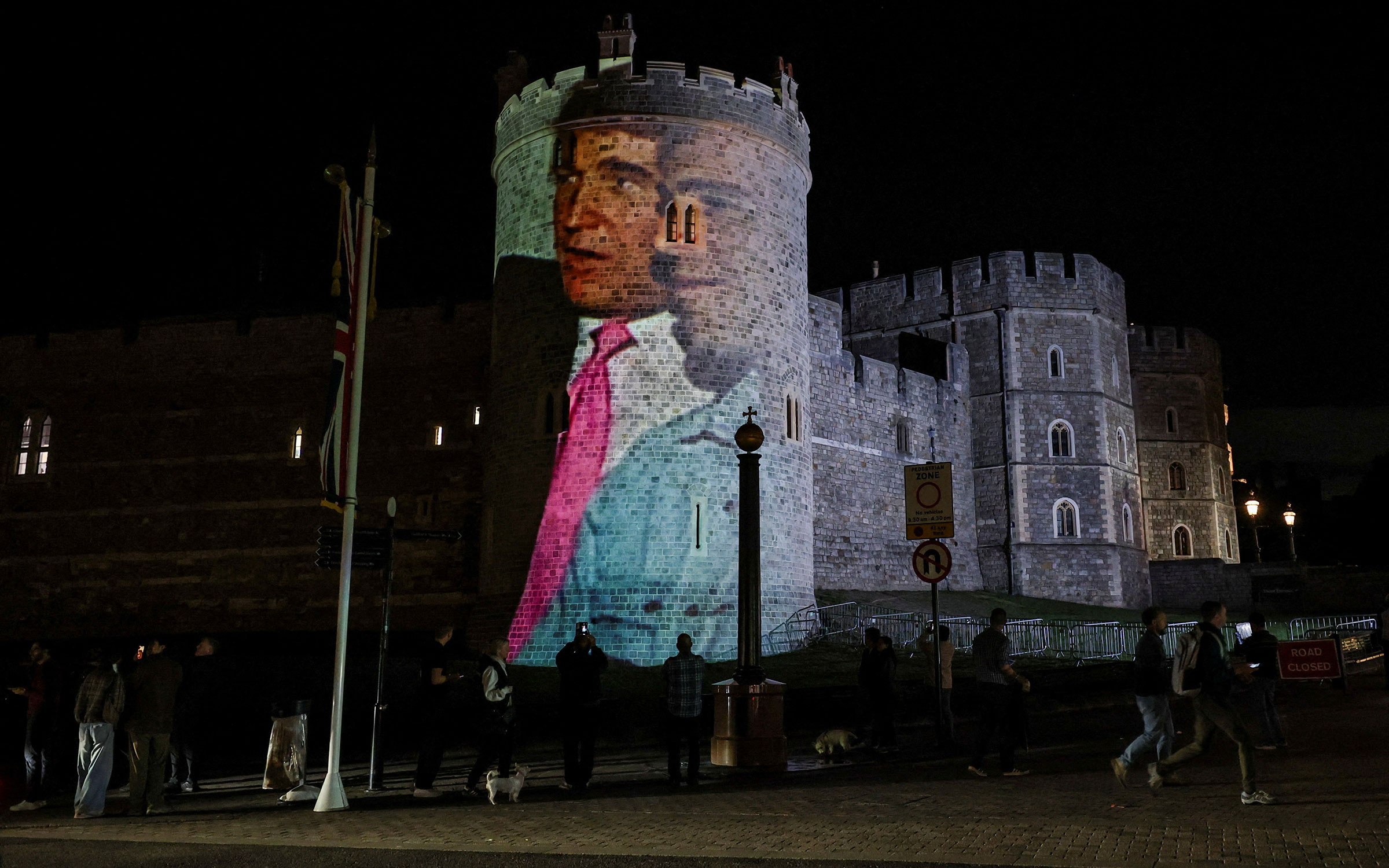 В день прибытия американского президента активисты спроецировали на одну из башен замка фото и видео, где показан&nbsp;Трамп&nbsp;вместе с Джеффри Эпштейном, которого осудили за педофилию и торговлю людьми и в связях с которым обвиняют президента.